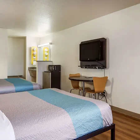 Motel 6 Portland Mall - 205-2